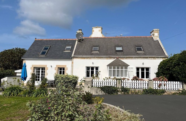 Fisherman's house/Penty in Plogoff with terrace, garden and sea view near the beach