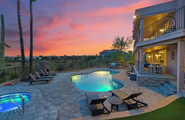 Five Palms ★Scenic Mountain View's-Heated Pool-Spa-Balcony-Spacious★