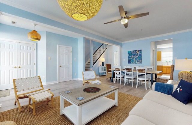 FIVE POINTS OASIS - 3BR, 2.5BA - Sleeps 8 - Community Pool - Short Drive to Beach