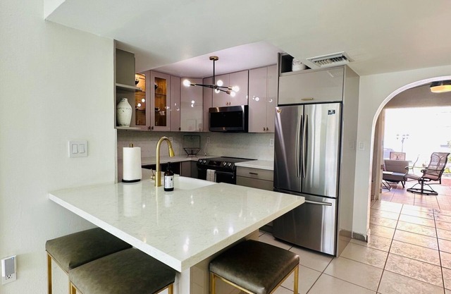 Flamingo Garden TownHome-Centrally Located 3 BR 1.5 BA + Free Parking