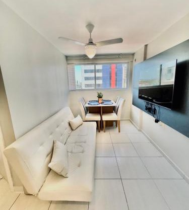Flat com 2 Qts próx a praia, shoppings, mercados, restaurantes e padarias