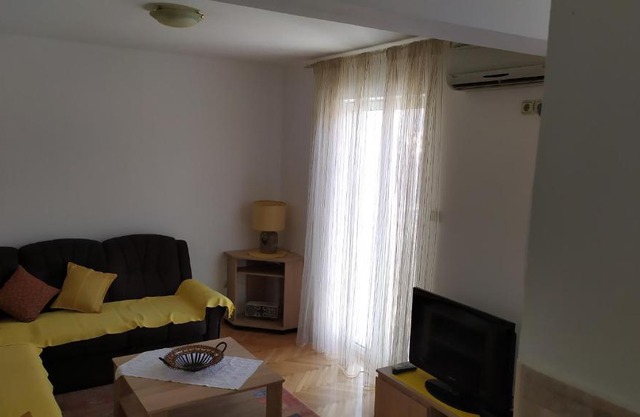FLAT FOR RENT MARINOVIC