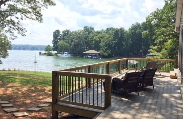 Flat Lot, Views! Waterslide, Firepit, Kayaks, Pickleball, Pingpong, Tennis, WiFi
