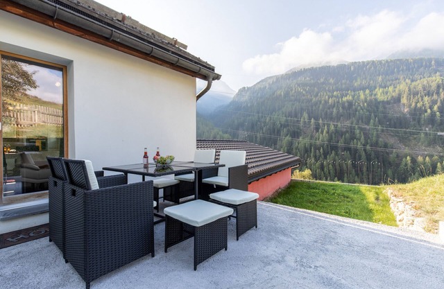 Flat on the upper floor of Muglin: a cottage feeling and modernity in the 4.5-room maisonette flat