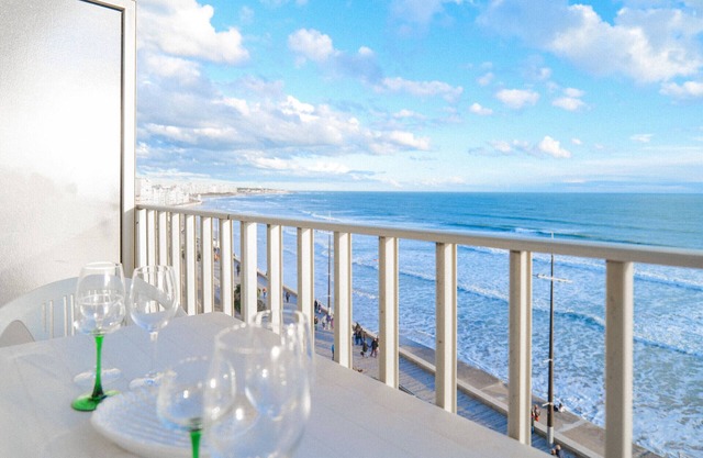 Flat overlooking the Bay of Les Sables sleeps 5
