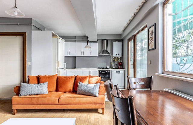 Flat with Backyard 6 min to Bostanci Show Center