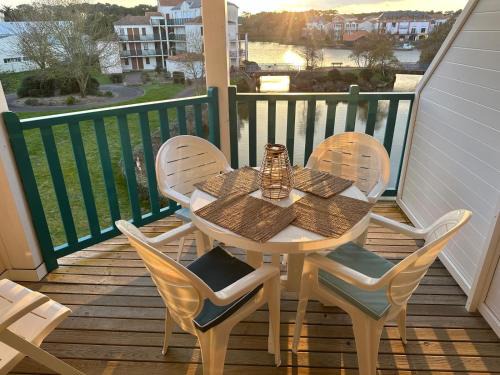 Fleurs du lac studio 2 adultes et 2 enfants avec terrasse vue sur le lac et accès parc aquatique gratuit