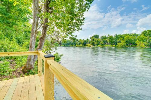 Flippin Home with Deck and Grill Steps to White River