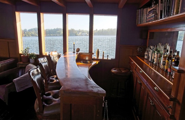 Floating Bed & Breakfast