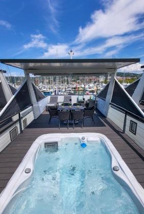 Floating Sea House SEAESTA