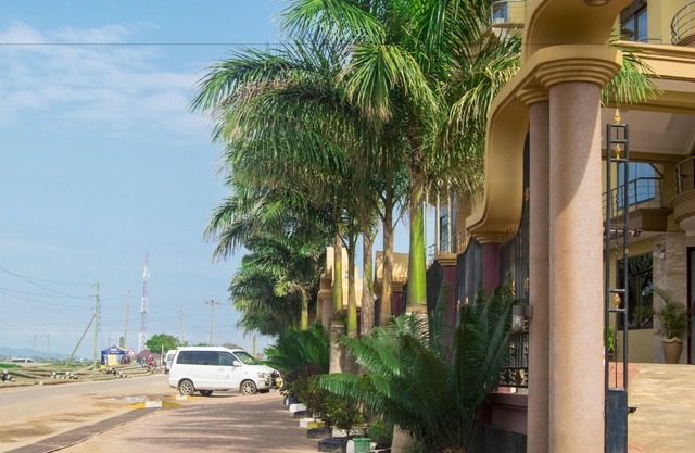 Flomi Hotel