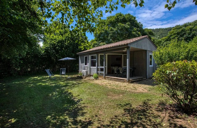 Flower Camping Le Tiradou * - Comfort Chalet 34-38m² (2 bedrooms) including terrace 7m² 4 people