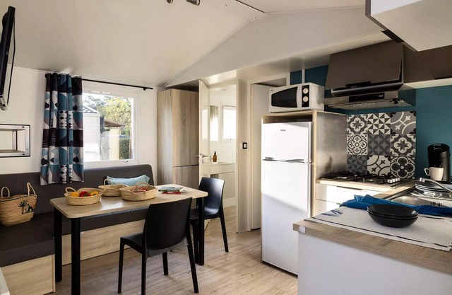Flower Camping La Davière Beach * - Mobile home Comfort 27m2 - 2 bedrooms+ Covered terrace + TV 4 persons