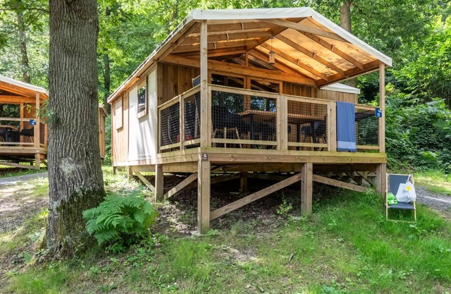 Flower Camping La Chênaie * - Premium Cosyflower on stilt 38m2 - 2 bedrooms + TV + bed linen + covered terrace 11m2 4 people