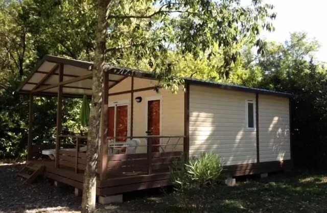 Flower Camping Le Plan d'Eau - Ardèche * - Chalet CONFORT VAIA 27m2 2 bedrooms - Covered terrace + air conditioning 4 people