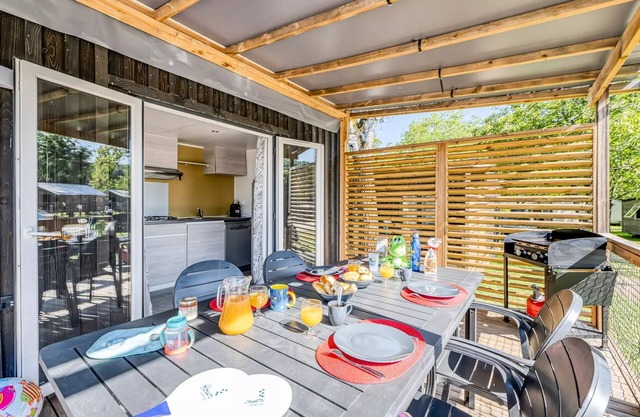 Flower Camping Les Ilates * - Homeflower PREMIUM with Jacuzzi - 30.5m² (3 bedrooms) + terrace + TV + Plancha + Air conditioning 6 people