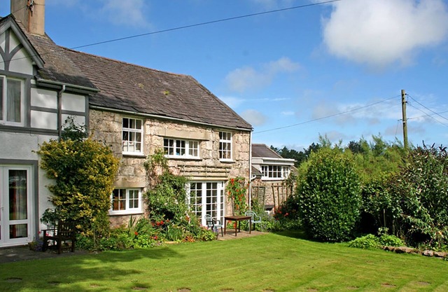 FOEL STABLE COTTAGE, family friendly, with a garden in Brynsiencyn