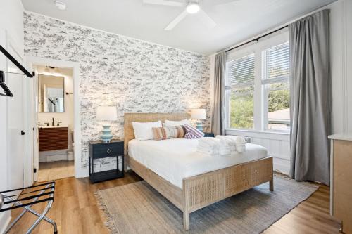 Folliday Inn - The Ariston - Room 34