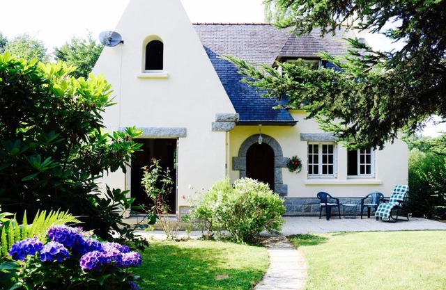 Fontaine Blanche River View, Large Patio & Garden in Central Brittany with Starlink WiFi