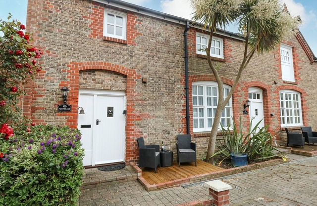 FOOTPRINT, pet friendly in Brewers Quay Harbour