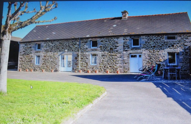 For rent, single-storey farmhouse with large grounds.