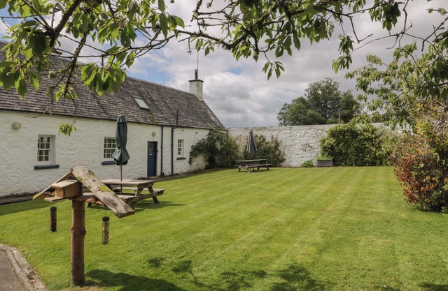 FORDIE SOUTH COTTAGE, family friendly, with a garden in Comrie