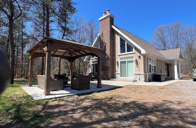 Forest Haven Cabin – 5 Acres Near Lakes, Fire Pit, Ping Pong Table & Outdoor Fun