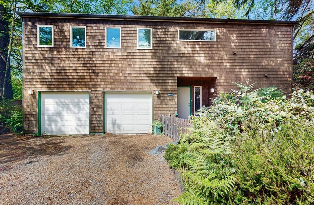 Forest-view home w/fireplace, deck - Walk to the Beach & Golf Course