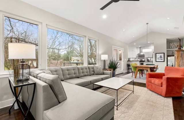Former Home of SXSW Director-Sleeps 5, Deck, NEWn