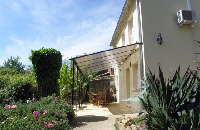 Former outbuilding renovated, quiet, in the countryside, near Avignon