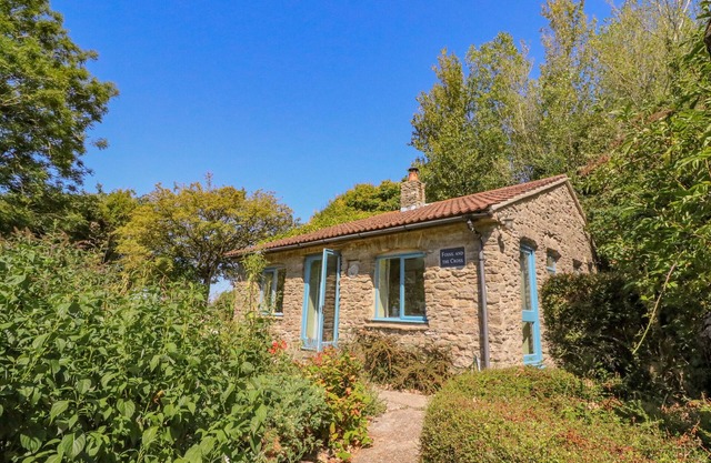 FOSSIL AND THE CROSS COTTAGE, pet friendly in West Bexington