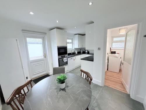 Fountain House-Sleeps 5-Central Dagenham-Parking