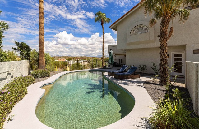 Fountain View, Heated Pool Included & A Family Retreat