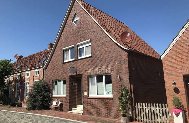 Four stars at the harbor: Modern renovated fisherman's house directly at the Ditzumer harbor