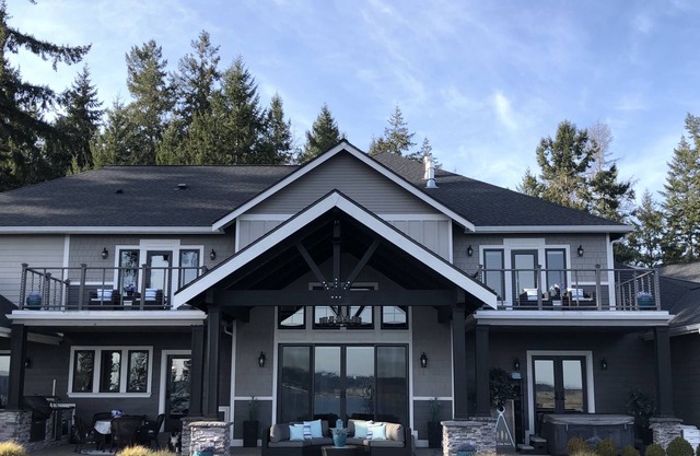 FOX LODGE - Private hottub & fire pit! Shared pool with mountain & water views!