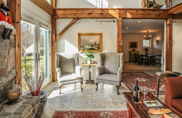 Fox & Moose, Elegant pondside villa with mountain views