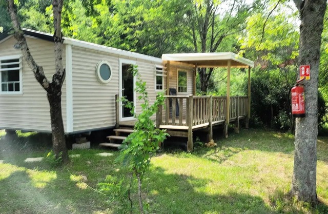 Flower Camping Les Terrasses de Dordogne * - Mobile home Premium 30 m2 (3 bedrooms) terrace semi-covered 15m2 + TV + LV + Clim 6 persons