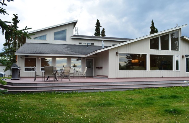 Free Alaskan treats and breakfast items in equipped kitchenette with DW/MW/F