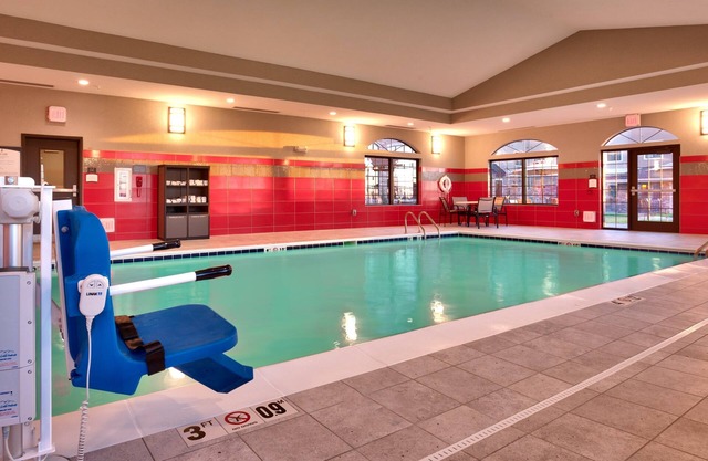 Free Breakfast Buffet. Pool, Hot Tub & Gym. Great Location!