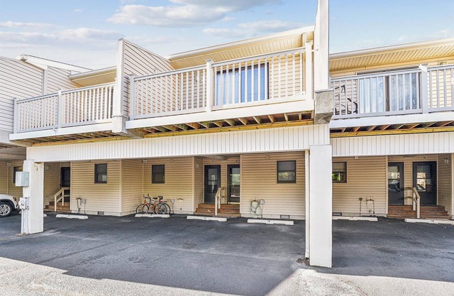 Free Golf at Bear Trap Dunes and MORE! 2 bedrooms, 1.5 bath townhouse with central air, full kitchen, includes microwave, dishwasher, washer/dryer, WiFi internet.