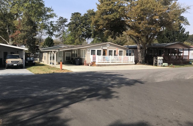 FREE GOLF CART, 3BR 2BA, SLEEPS SIX, ACROSS FROM OUTDOOR POOLS, GREAT LOCATION