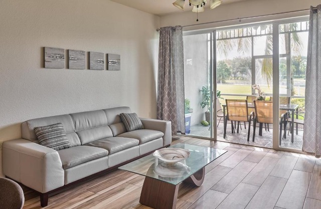 Free golf! Stay, Play, Work from luxury 2bdr plus den 1st floor villa in Lely golf resort