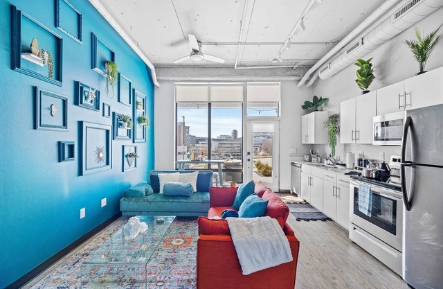 Free Parking and Gym - Loft Near Wells Fargo Arena Downtown - Stocked Kitchen