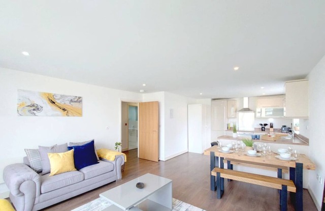 Free Parking: Two Bed Apartment London Docklands