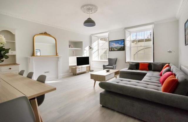Free parking! Very large 2 bedroom Clifton flat