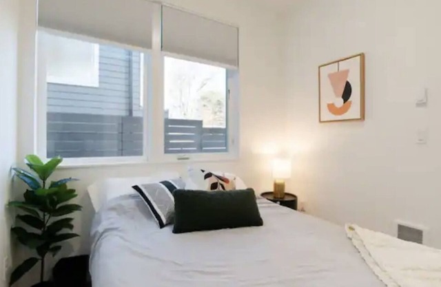 Free Street Parking Modern & Bright Guest Unit