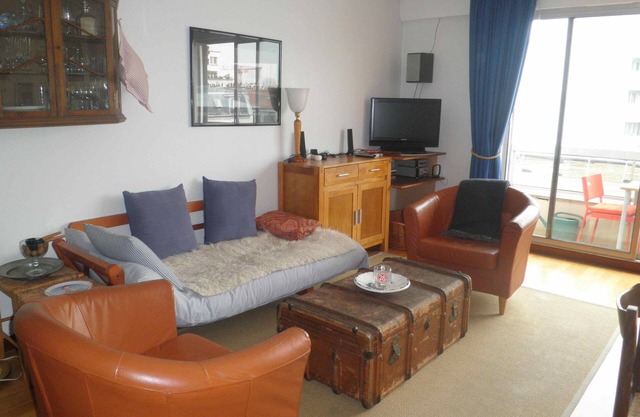 French-German lady rents a 2 rooms apartment, bright, calm well equipped, 46 m2