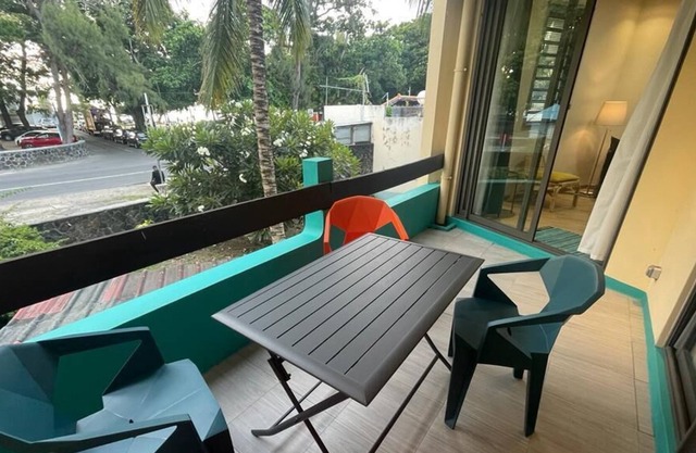 Freshly renovated 2 bedrooms flat - 50m from beach