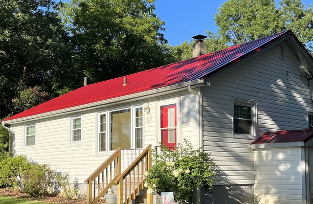 Freshly renovated cozy Farm House with quiet country living! Minutes from town!