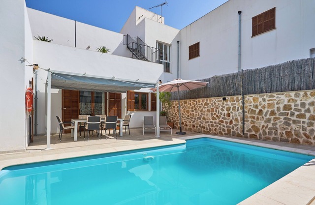 friendly, bright townhouse with pool and patio